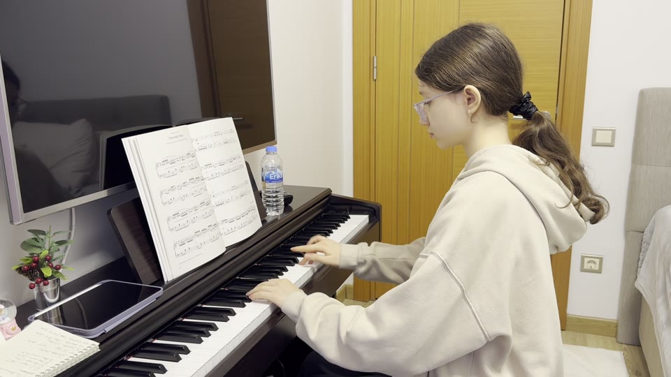 Nota takibi yaparak Chromatic Polka çalan öğrenci