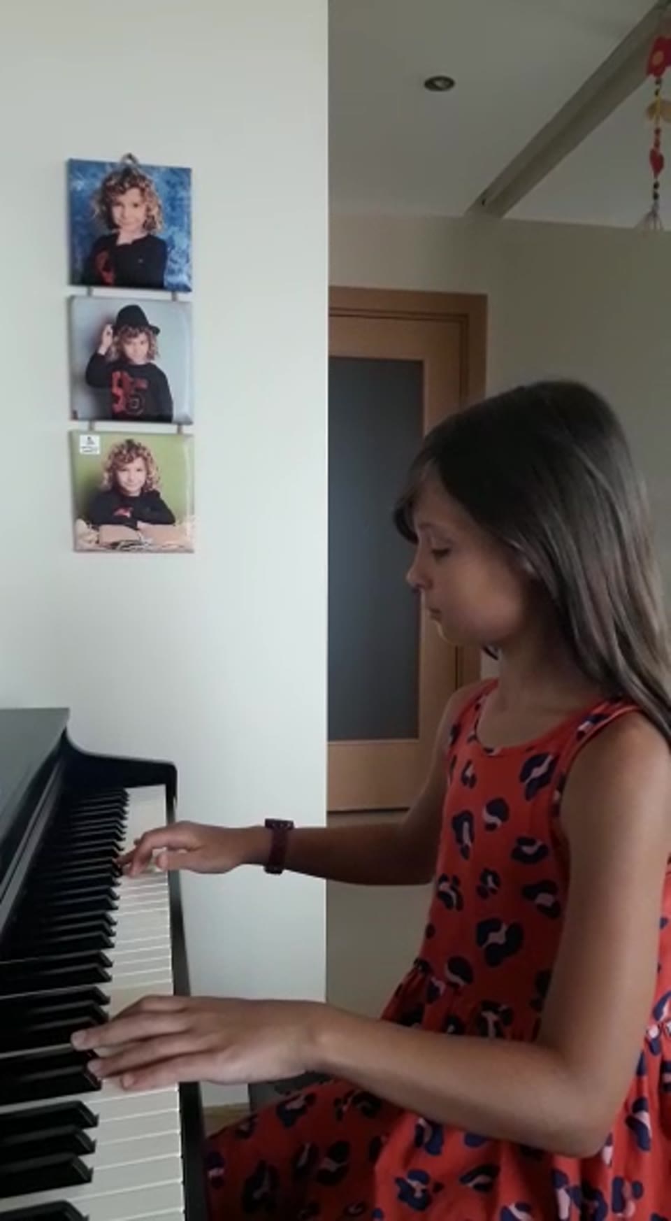 Akustik piyanoda Minuet in G Minor çalan öğrenci
